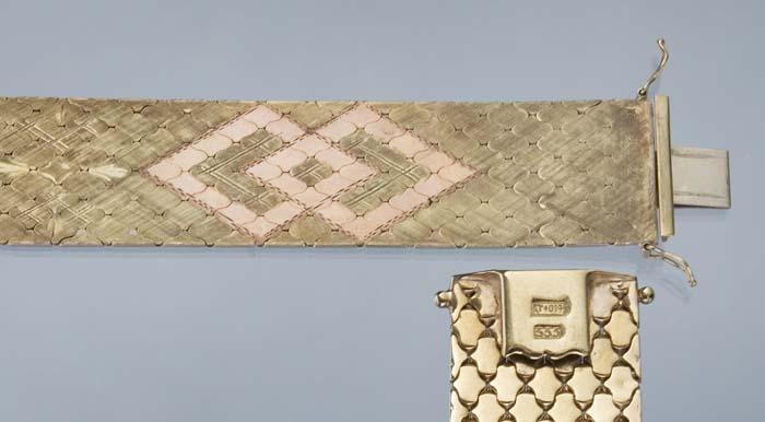 Breites Gold-Armband.