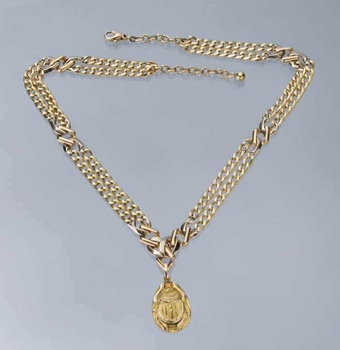 Gold-Collier mit Skarabäus-Anhänger.