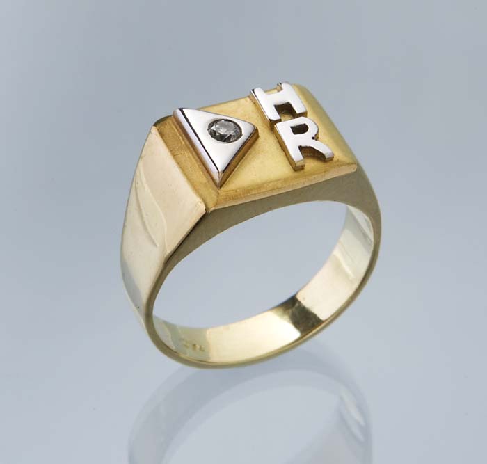 Schwerer Monogramm-Ring.