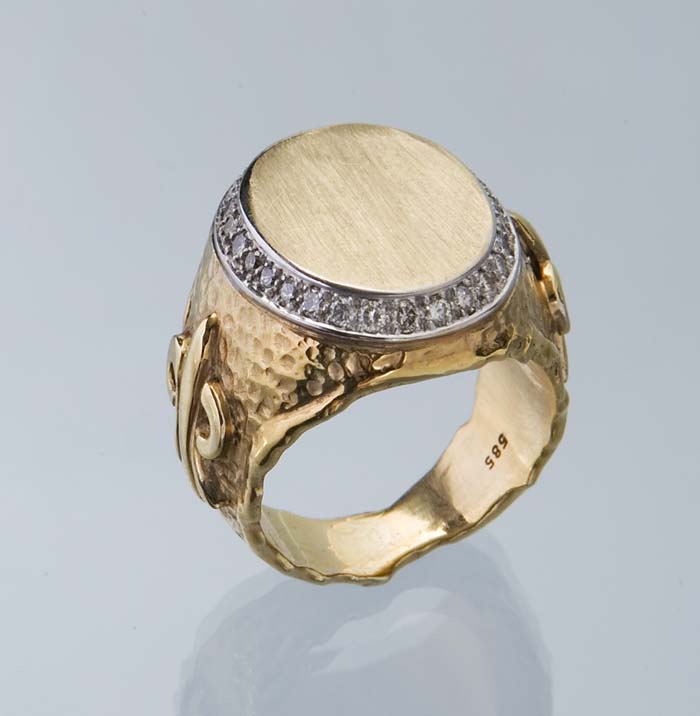 Schwerer Diamant-Ring.