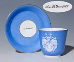 Fond-Tasse, Untertasse mit Adelswappen.