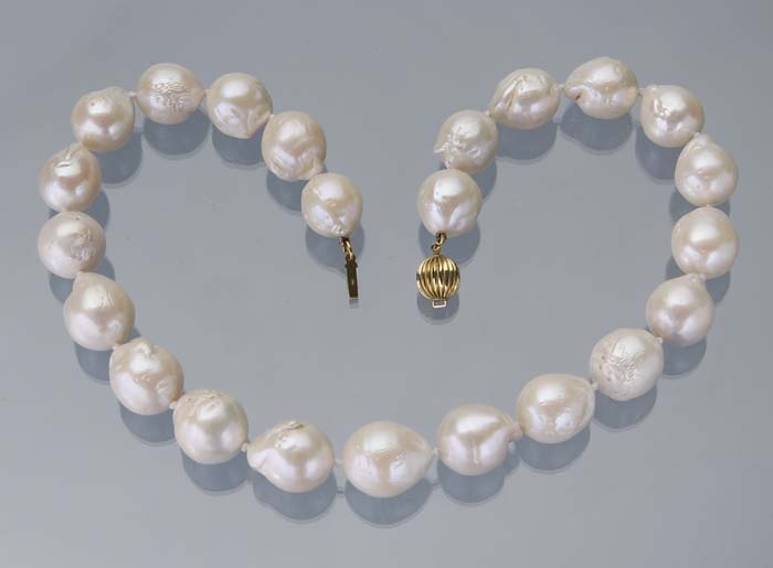 Großes Perlen-Collier.