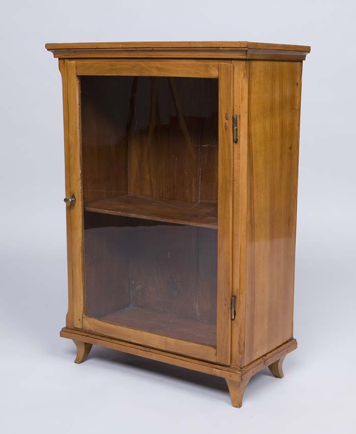 Kleiner Glas-Aufsatzschrank.