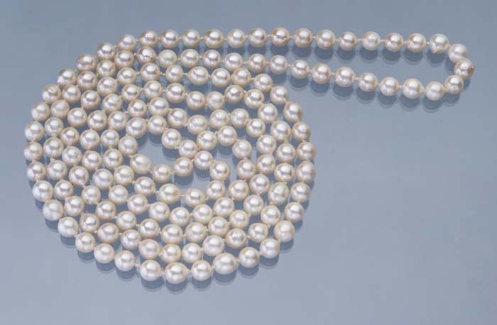 Langes Perlen-Collier.