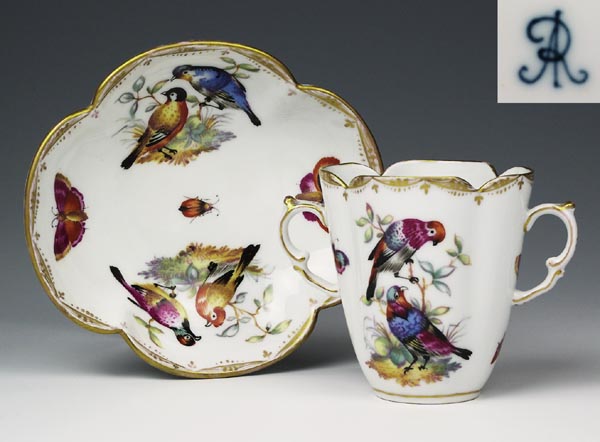 Doppelhenkel-Tasse, Untertasse.