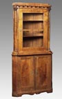 Biedermeier-Eckschrank.