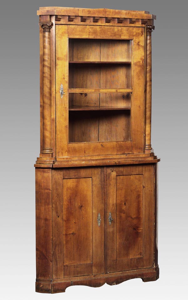 Biedermeier-Eckschrank.