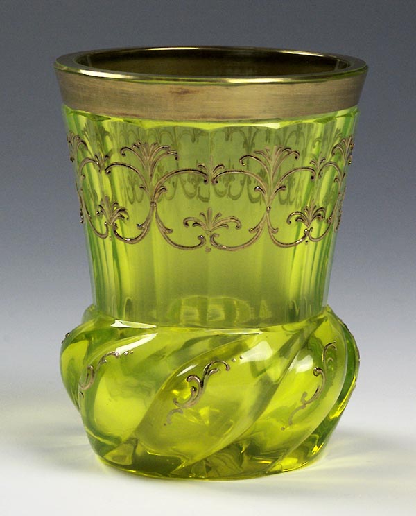 Uranglas-Becher.