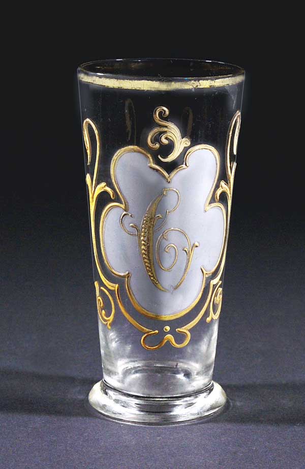 Monogramm-Becher.