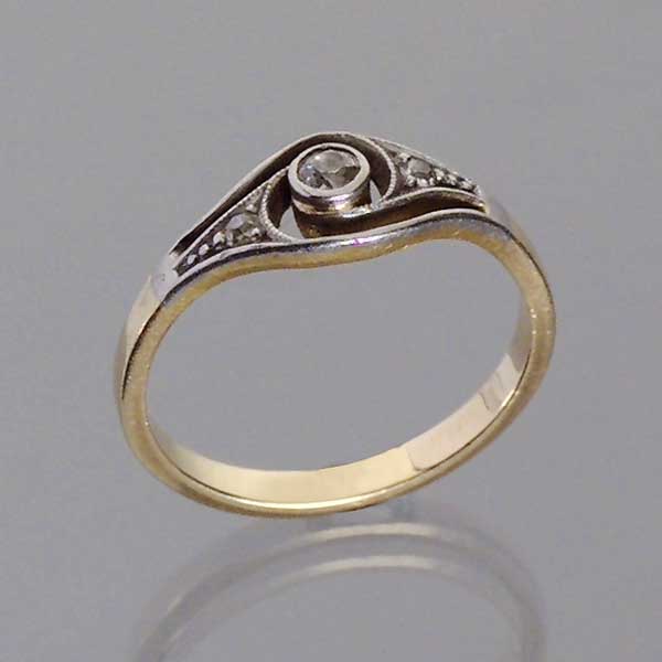 Kleiner Art Déco-Ring.