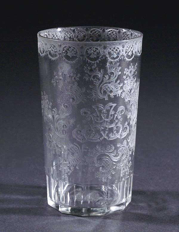 Monogramm-Becher.