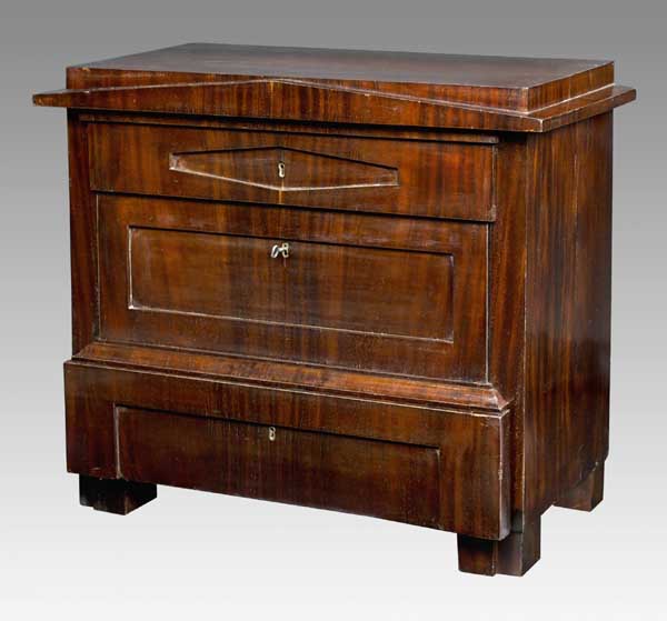 Biedermeier-Kommode.