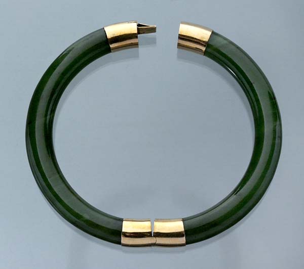 Jade-Armreifen.