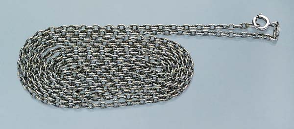 Lange Weißgold-Kette.