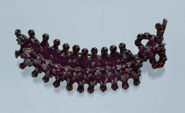 Granat-Brosche.
