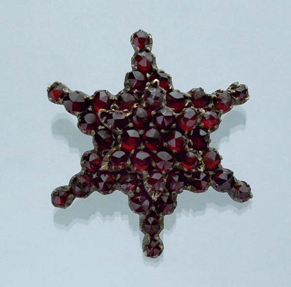 Granat-Brosche.