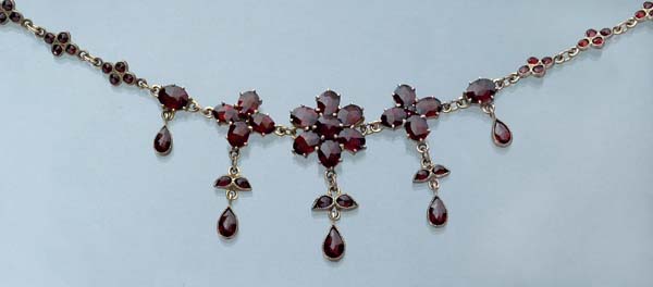 Granat-Collier.