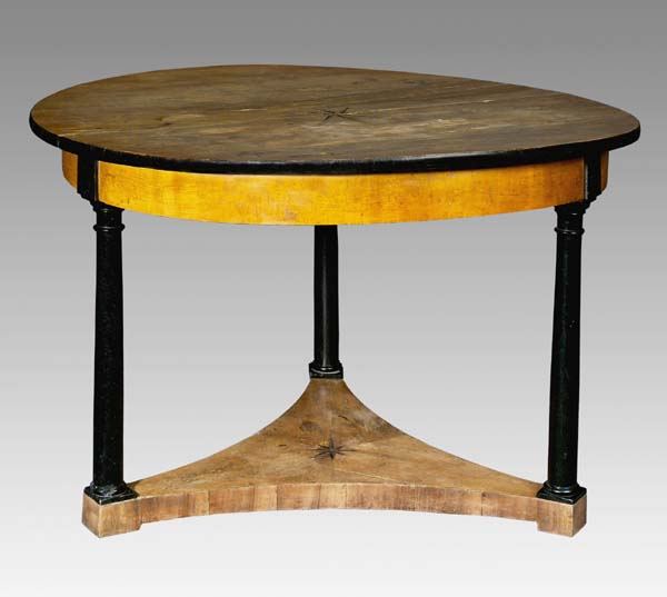 Biedermeier-Esstisch.