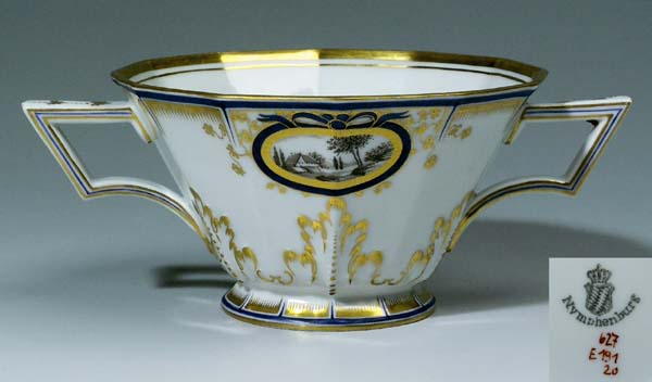 Doppelhenkel-Tasse.