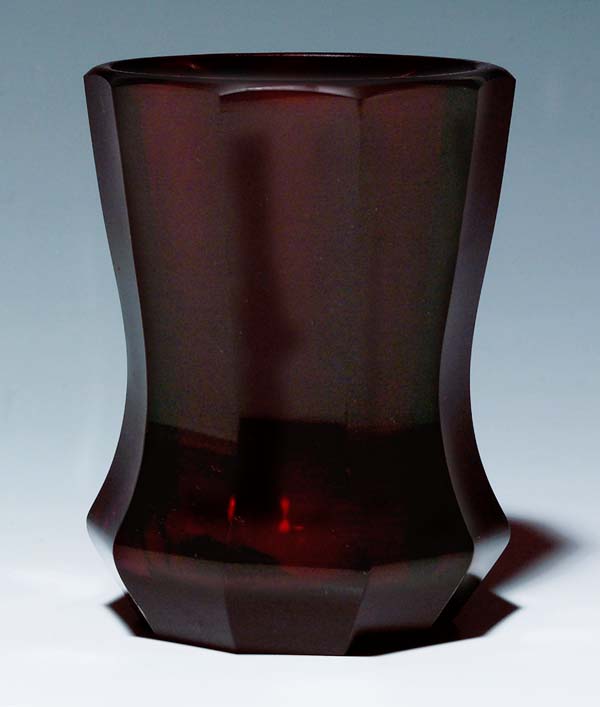 Rotglas-Becher.