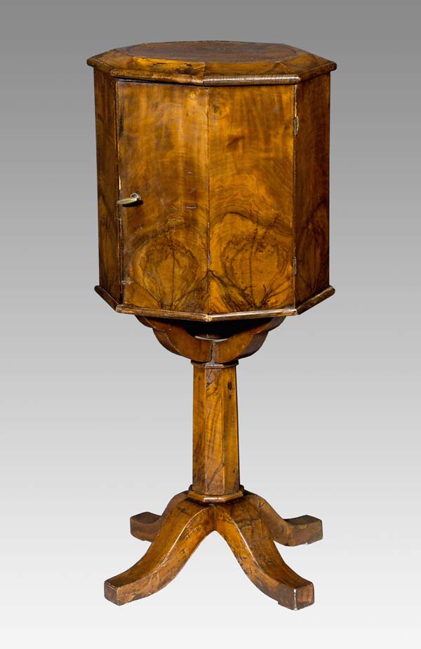 Biedermeier-Trommelschränkchen.