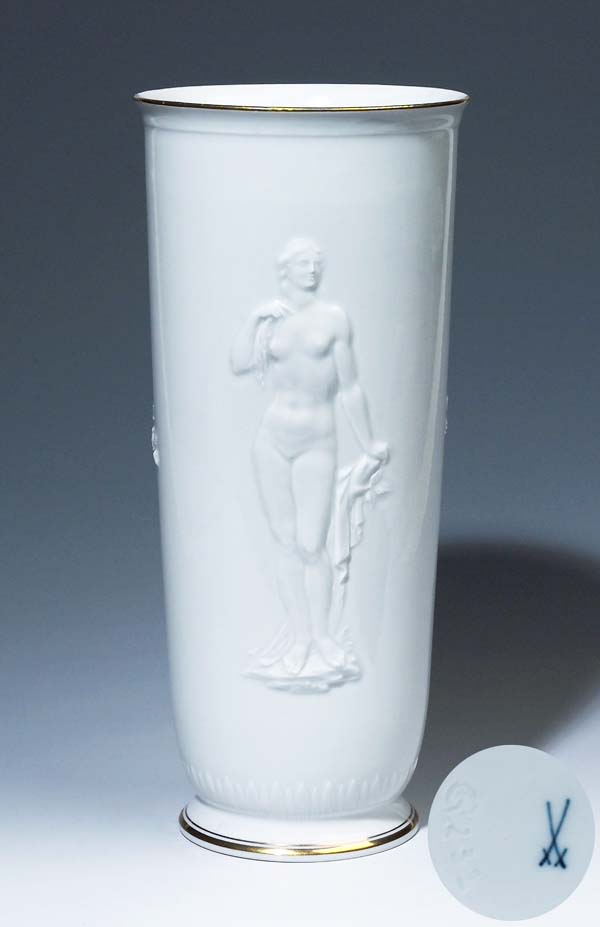 Große Stangenvase mit Figurenrelief.