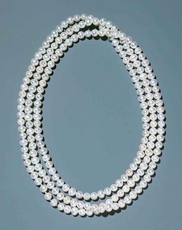 Überlanges Perlen-Collier.