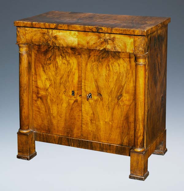 Biedermeier-Halbschrank.