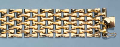 Breites Gold-Armband.