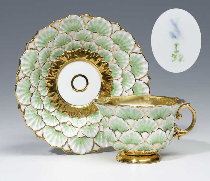 Relief-Tasse, Untertasse.