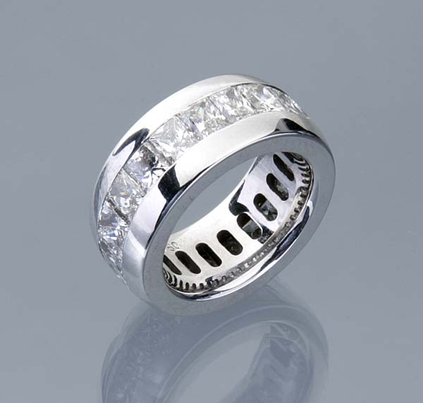 Schwerer qualitätvoller Diamant-Ring.