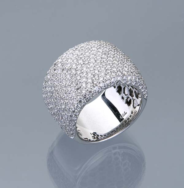 Großer Brillant-Ring.