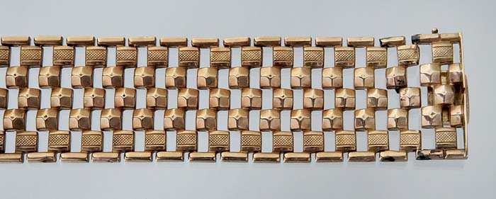 Breites Gold-Armband.